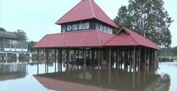 പെ​രി​യാ​റി​ലെ ജ​ല​നി​ര​പ്പ് ഉ​യ​ര്‍​ന്നു; ആ​ലു​വ മ​ണ​പ്പു​റ​ത്തും ക്ഷേത്രത്തിലും വെ​ള്ളം ക​യ​റി