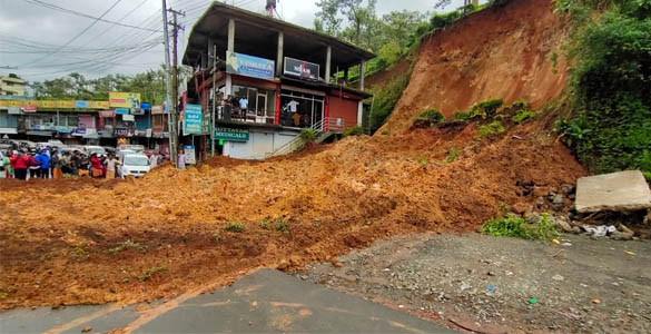 വണ്ടിപെരിയാറിൽ മണ്ണിടിഞ്ഞു; ദേശീയപാതയിൽ ഗതാഗതം സ്തംഭിച്ചു