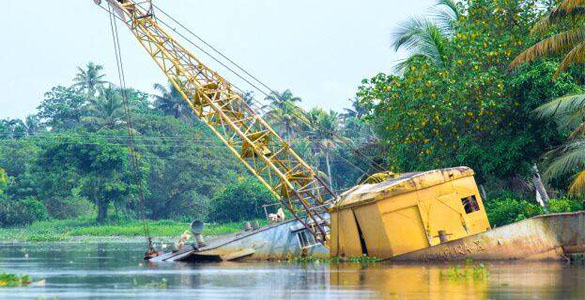 വെള്ളത്തില്‍ മുങ്ങി മണ്ണുമാന്തി യന്ത്രം: പൊക്കാനാവാതെ ഉടമ; തുടര്‍ക്കഥയായി അപകടങ്ങള്‍