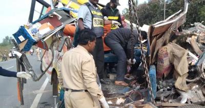 ട്ര​ക്കും ടെം​പോ ട്രാ​വ​ല​റും കൂ​ട്ടി​യി​ടി​ച്ചു​ണ്ടാ​യ അ​പ​ക​ട​ത്തി​ല്‍ 11 പേ​ര്‍ മ​രി​ച്ചു