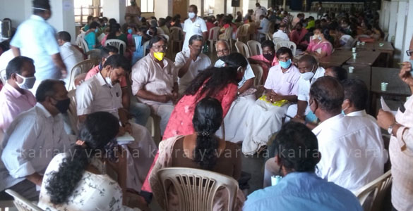 'കോവിഡ് ഇവരെ പിടികൂടില്ലേ?'; നിയന്ത്രണങ്ങള്‍ കാറ്റില്‍പറത്തി നഗരസഭാ വികസനസെമിനാര്‍