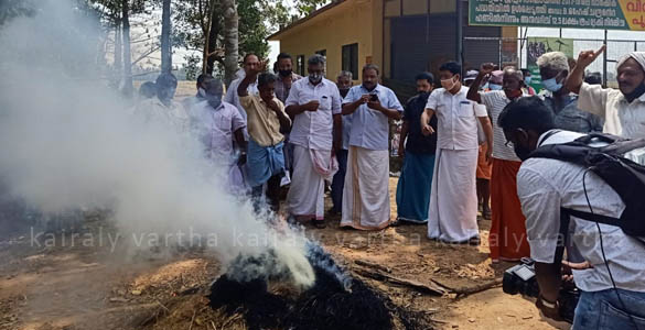 കര്‍ഷകന്‍റെ ആത്മഹത്യാശ്രമം നീണ്ടൂരിലും; നെല്ല് കൂട്ടിയിട്ട് കത്തിച്ച് പ്രതിഷേധവും