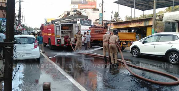 എഞ്ചിന്‍ ഓയില്‍ റോഡില്‍ പരന്നൊഴുകി; തെന്നി വീണ ബൈക്ക് യാത്രികന് ലോറി കയറി പരിക്ക്