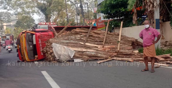 ചങ്ങനാശ്ശേരിയില്‍ ലോറി കാറിലിടിച്ച് മറിഞ്ഞ് രണ്ട് പേര്‍ക്ക് പരിക്ക്