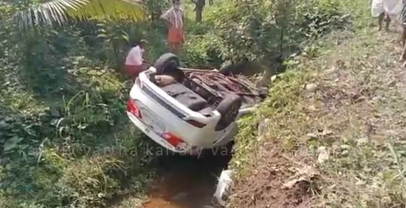 പാലാ ഉഴവൂർ റോഡിൽ കാർ നിയന്ത്രണം വിട്ട് തോട്ടിലേക്ക് മറിഞ്ഞ് നാലു പേർക്ക് പരിക്ക്