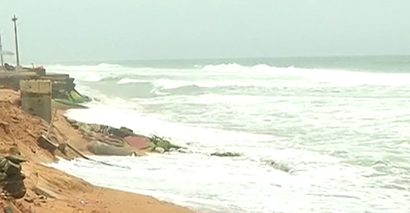 ശംഖുമുഖം ബീച്ചും വിമാനത്താവളത്തിലേക്കുള്ള റോഡും കടലെടുത്തു; മന്ത്രിമാര്‍ സ്ഥലം സന്ദർശിച്ചു