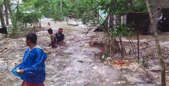 യാസ് അതിതീവ്ര ചുഴലിക്കാറ്റായി തീരം തൊട്ടു: ബംഗാളിലും ഒഡീഷയിലും കനത്ത നാശം