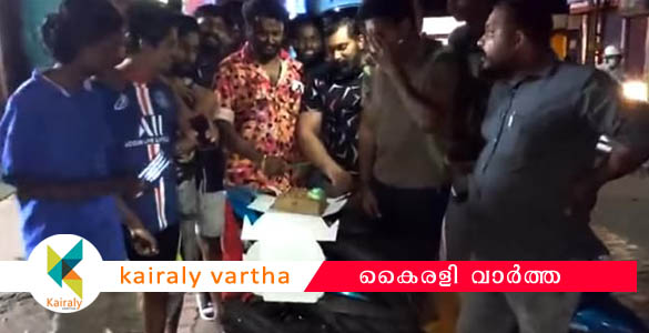 പാര്‍ട്ടി​ക്കാ​ര്‍​ക്ക് എ​ന്തു​മാ​കാം; ഡിവൈഎഫ്ഐ നേ​താ​വി​ന്‍റെ പി​റ​ന്നാ​ള്‍ ആ​ഘോ​ഷം ന​ടു​റോ​ഡി​ല്‍