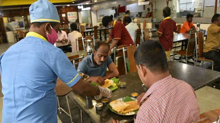 ഹോട്ടലിൽ ഇരുന്നു ഭക്ഷണം കഴിക്കാം: ലോക്ക്ഡൗണിൽ വൻ ഇളവുകൾ; മുഖ്യമന്ത്രിയുടെ പ്രസ്താവന ഇന്ന്