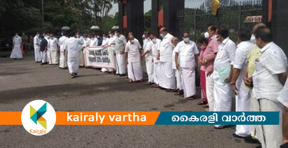 ഡോളർ കടത്ത്: മുഖ്യമന്ത്രിയുടെ രാജി ആവശ്യപ്പെട്ട് പ്രതിപക്ഷം ഇന്നും സഭ ബഹിഷ്ക്കരിച്ചു