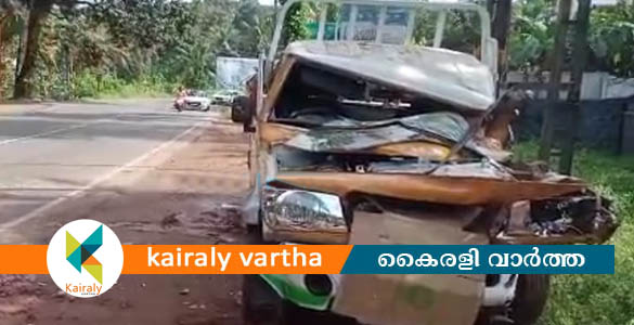 പിക്കപ്പ് വാൻ നിർത്തിയിട്ടിരുന്ന ട്രെയിലറിന് പിന്നിലിടിച്ച്  രണ്ട് പേർക്ക് പരിക്ക്