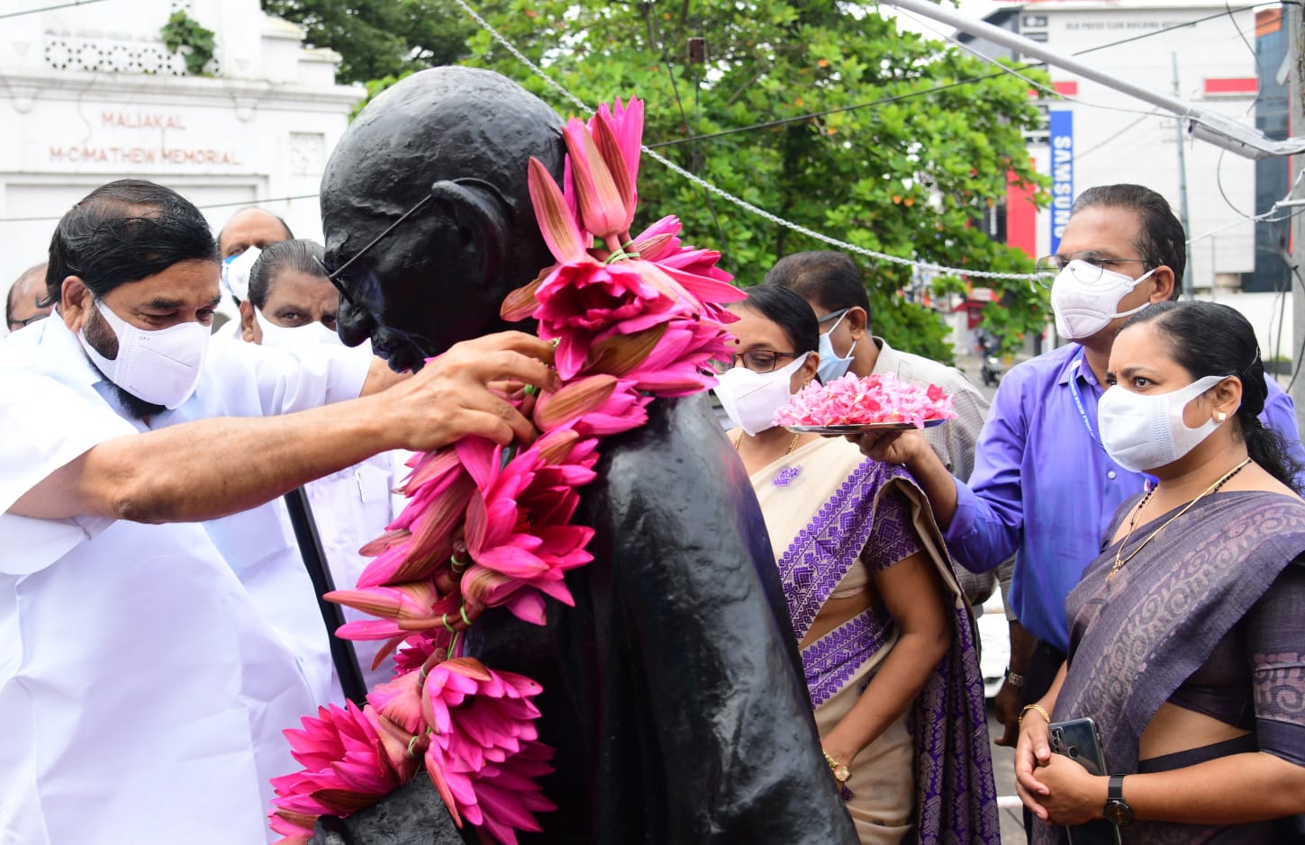 ഗാന്ധിജിയുടെ 152-ാം ജന്മദിനം: ഗാന്ധി പ്രതിമയിൽ ചാർത്തിയത് 152 ആമ്പൽപ്പൂക്കളാൽ തീർത്ത മാല