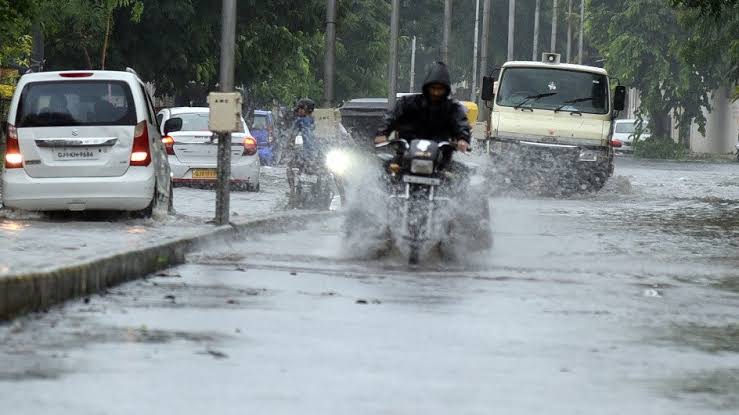 മ​ഴ ശ​ക്തം: മ​ല​യോ​ര​മേ​ഖ​ല​യി​ല്‍ രാ​ത്രി​യാ​ത്ര നി​രോ​ധി​ച്ചു; ആ​ളു​ക​ളെ മാ​റ്റി​പ്പാ​ർ​പ്പിക്കും