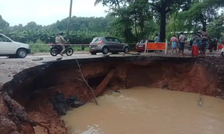 കൊല്ലത്ത് വൻനാശനഷ്ടം: അഞ്ചലിനു സമീപം റോഡ് ഇടിഞ്ഞു താഴ്ന്നു