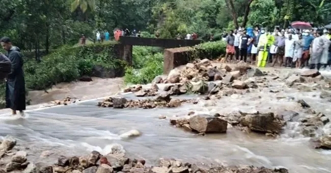 കു​റ്റ്യാ​ടി ചു​രം വ​ഴി​യു​ള്ള ഗ​താ​ഗ​തം പു​ന​സ്ഥാ​പി​ച്ചു; വയനാട് റോഡിൽ നിയന്ത്രണം