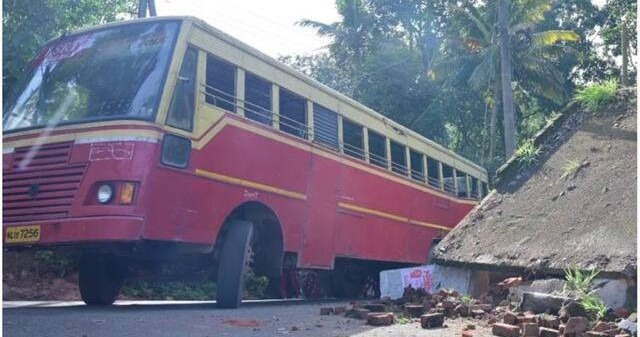 വെയിറ്റിംഗ് ഷെഡി​ലേ​ക്ക് ബ​സ് ഇ​ടി​ച്ചു ക​യ​റി; വിദ്യാർത്ഥികൾ ഉൾപ്പെടെ ആ​റ് പേ​ർ​ക്ക് പ​രി​ക്ക്