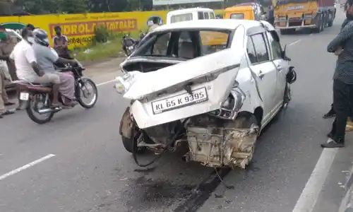 വാഹന പരിശോധനക്കിടെ നിര്‍ത്താതെ പോയി നിരവധി വാഹനങ്ങളിലിടിച്ച കാറില്‍ നാല് ചാക്ക് കഞ്ചാവ്