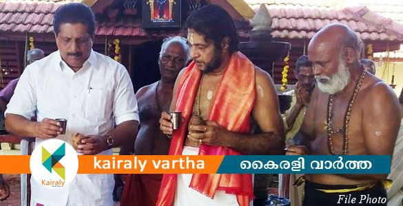 പത്താം വര്‍ഷവും സോമന്‍ ആചാരി മലചവിട്ടുന്നു; 1008 നെയ് തേങ്ങകളുമായി