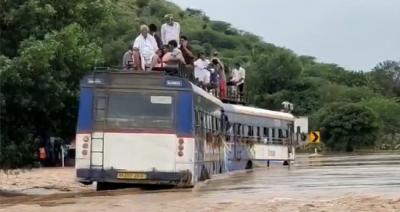 ആ​ന്ധ്ര​യി​ൽ ബ​സു​ക​ൾ ഒ​ഴുക്കി​ൽ​പ്പെ​ട്ടു: 12 മ​ര​ണം; 18 പേ​രെ കാ​ണാ​താ​യി