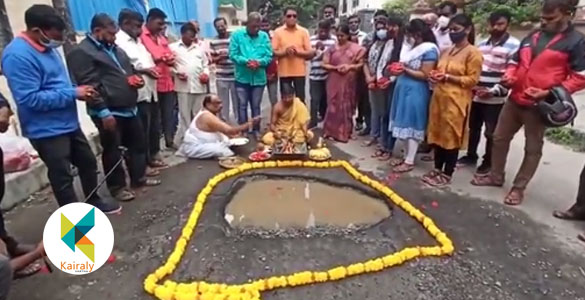 ഒന്ന് നന്നാക്കിത്തരണം, പ്ലീസ്...; റോഡിലെ കുഴിയിൽ പൂജ നടത്തി നാട്ടുകാർ