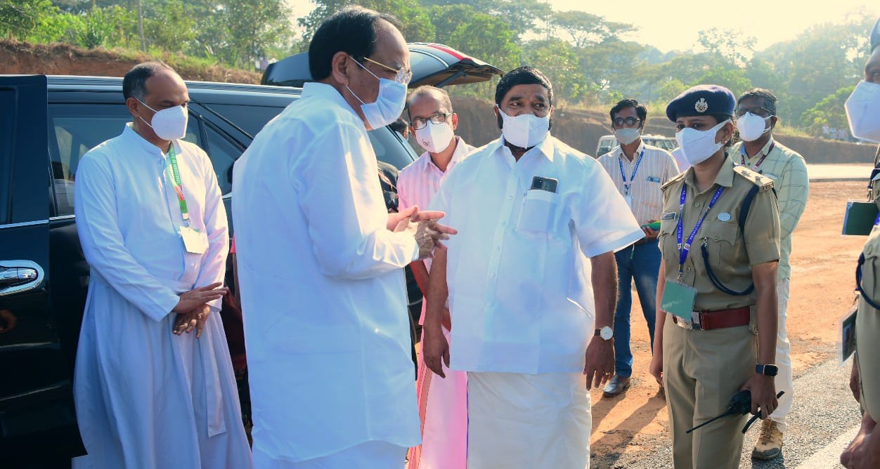 മാന്നാനത്തെ ചടങ്ങിനുശേഷം ഉപരാഷ്ട്രപതി കോട്ടയത്തു നിന്നും കൊച്ചിയിലേക്ക് മടങ്ങി