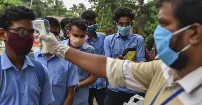 സ്കൂ​ളു​ക​ളും കോ​ള​ജു​ക​ളും ഇ​ന്ന് വീ​ണ്ടും തു​റ​ക്കും; അ​ധ്യ​യ​നം വൈ​കി​ട്ട് വ​രെ