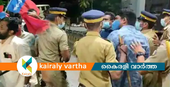 പന്നിയങ്കര ടോൾ പിരിവ് തുടങ്ങി: പ്രദേശത്ത് സംഘര്‍ഷാവസ്ഥ; പൊലീസ് ലാത്തി വീശി