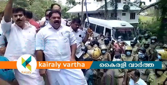 കെ​-റെ​യി​ൽ: കോട്ടയത്ത് കല്ല് കൊണ്ട് വന്ന വാഹനത്തിന് മുകളിൽ കയറി പ്രതിഷേധം