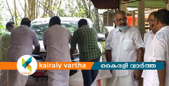 "തള്ള് തള്ള് മന്ത്രിയുടെ വണ്ടി": പ്രവർത്തകർ 'തള്ള്' നിർത്തി; മന്ത്രിക്ക് 'പോസ്റ്റായി'