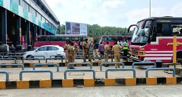 പന്നിയങ്കരയിൽ സംഘർഷാവസ്ഥ തുടരുന്നു: യാത്രക്കാർ ബാരിക്കേഡ് മാറ്റി ബസുകൾ കടത്തിവിട്ടു