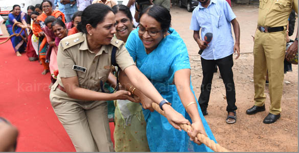 കളക്ടറേയും പൊലീസ് മേധാവിയെയും മുട്ടുകുത്തിച്ച് പഴക്കുല സ്വന്തമാക്കി ജില്ലാ പഞ്ചായത്ത്‌ പ്രസിഡന്റും ടീമും