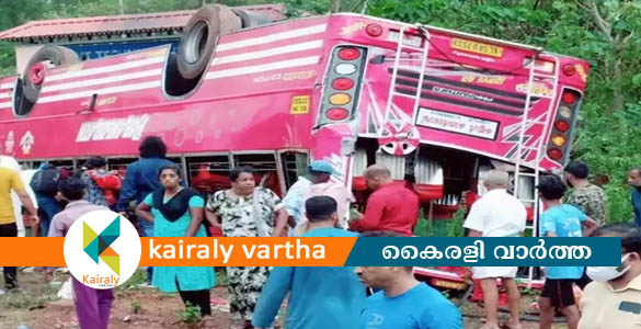 കാസർഗോഡ് സ്വകാര്യ ബസ് തലകീഴായി മറിഞ്ഞു; നിരവധി യാത്രക്കാർക്ക് പരിക്ക്