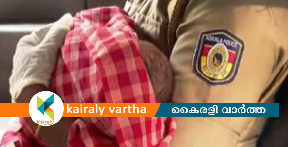 മൂ​ന്ന് മാ​സം പ്രാ​യ​മു​ള്ള കു​ഞ്ഞ് വ​ഴി​യ​രി​കി​ൽ ഉ​പേ​ക്ഷിക്കപ്പെട്ട നി​ല‌​യി​ൽ