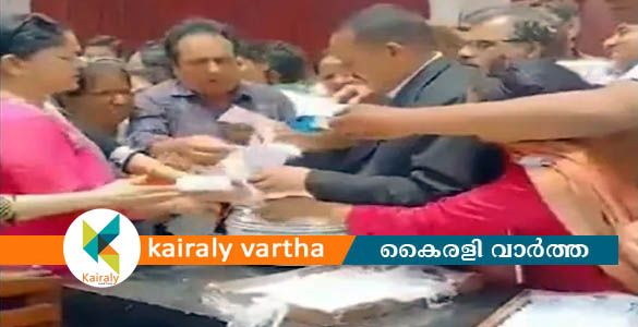 ഭക്ഷണപ്ലേറ്റിനായി ഉന്തും തള്ളും; ഏഴ് സ്‌കൂള്‍ പ്രിന്‍സിപ്പല്‍മാർക്ക് നോട്ടീസ്