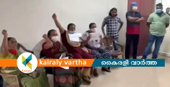 തട്ടുകട മാലിന്യം: പാലായില്‍ വീട്ടമ്മ നഗരസഭാ സെക്രട്ടറിയെ ഉപരോധിച്ചു