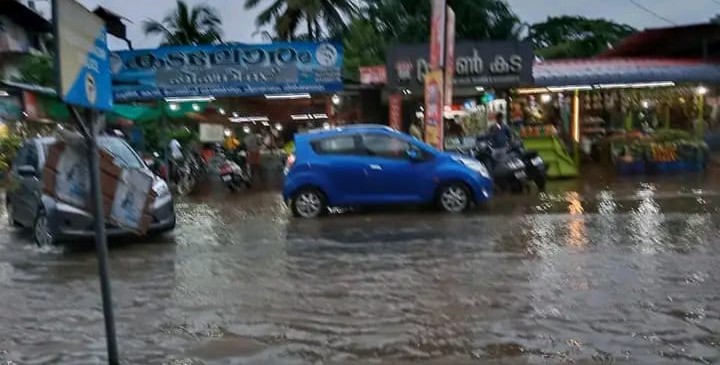 കോട്ടയത്തും പേരൂരിലും കുമരകത്തും ജലനിരപ്പ് ഉയരുന്നു ; പാലായിലും മുണ്ടക്കയത്തും താഴുന്നു