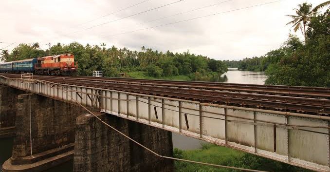 ട്രയിൻ കടന്നു പോകവേ പാലത്തിൽ നിന്ന യുവതികൾ തോട്ടിൽ വീണു; ഒരാൾക്ക്  ദാരുണാന്ത്യം