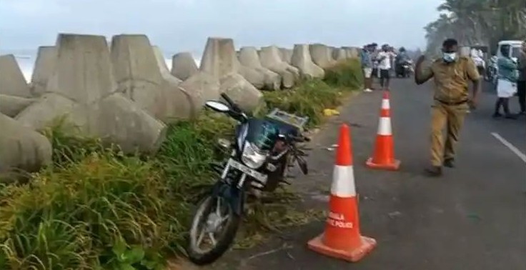 ബൈക്ക് കടൽ ഭിത്തിയിലേക്ക് ഇടിച്ചു കയറി മൂന്ന് മത്സ്യ തൊഴിലാളികൾക്കു ദാരുണാന്ത്യം