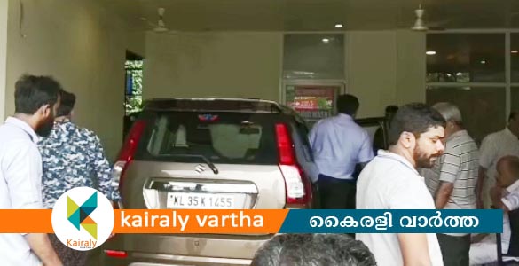 പാലാ ചേര്‍പ്പുങ്കലില്‍ നിയന്ത്രണം വിട്ട കാര്‍ ഹോട്ടലിലേയ്ക്ക് ഇടിച്ച് കയറി