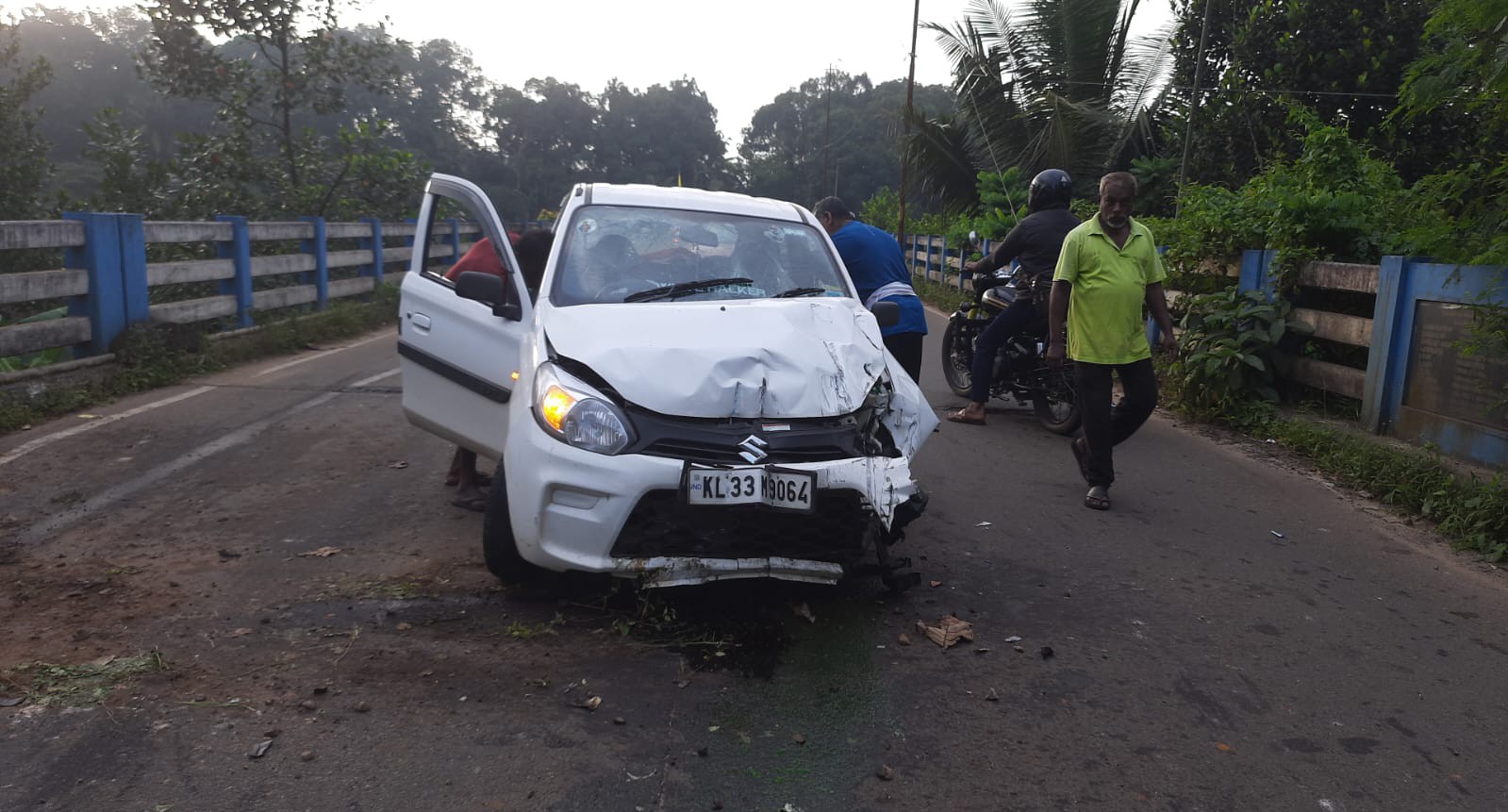 പേരൂർ പൂവത്തുമൂട് പാലത്തിൽ കാർ അപകടത്തിൽ നാല് പേർക്ക് പരിക്ക്