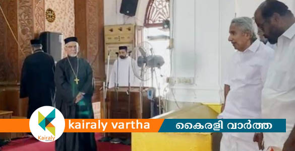 ജർമനിയില്‍ ചികിത്സയ്ക്ക് പോകും മുമ്പ് പുതുപ്പള്ളി പള്ളിയിലെത്തി ഉമ്മൻ ചാണ്ടി