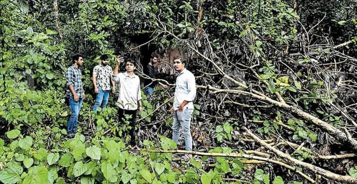 മാലിന്യകൂമ്പാരത്തിനരികിൽ മൊബൈൽ കൂമ്പാരം: പോലീസ് മേധാവി റിപ്പോർട്ട്‌ തേടി