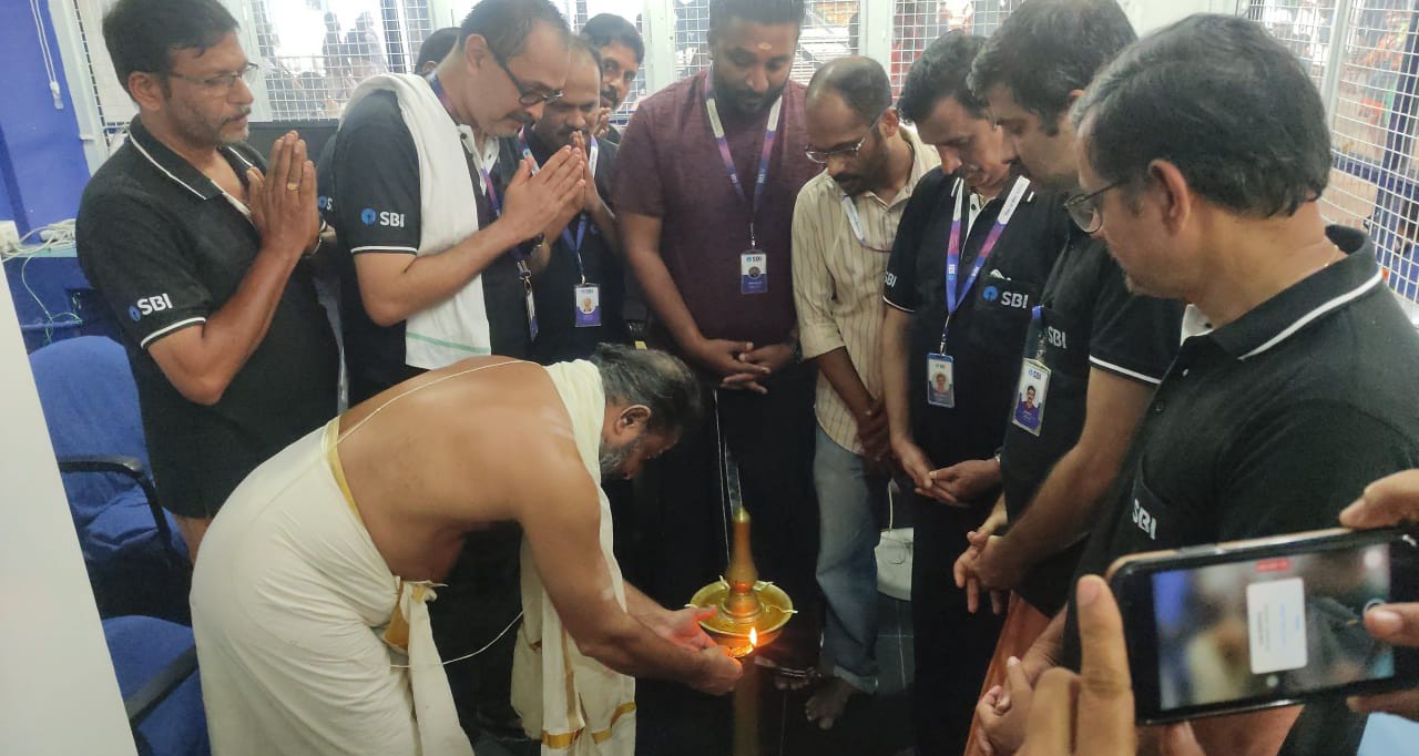 ശബരിമല സന്നിധാനത്ത് സ്റ്റേറ്റ് ബാങ്ക് ഓഫ് ഇന്ത്യ പിൽഗ്രിം സർവീസ് ശാഖ പ്രവർത്തനം ആരംഭിച്ചു