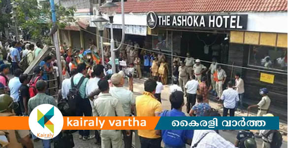 'ആലപ്പുഴ നഗരത്തിലെ ഹോട്ടലില്‍ പട്ടിയിറച്ചി'; മറുപടി പറഞ്ഞ് പൊറുതി മുട്ടി ന​ഗരസഭാ ഉദ്യോഗസ്ഥർ