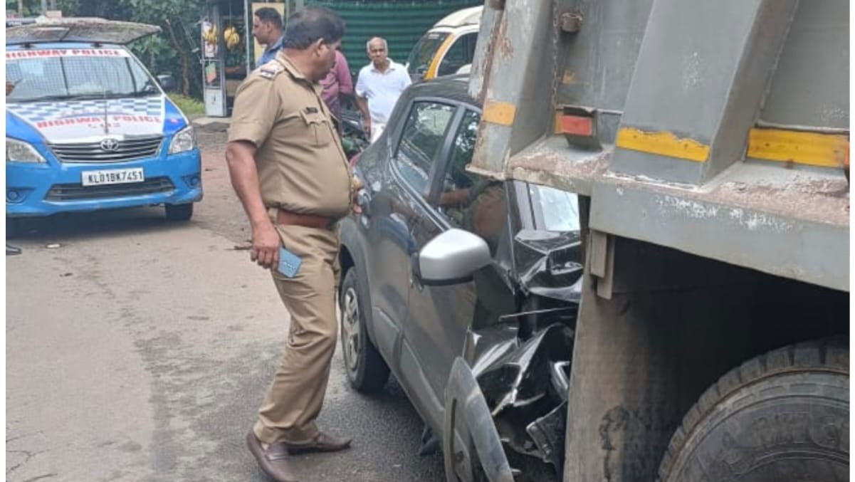 റോഡരികിൽ നിർത്തിയിട്ട ടിപ്പർ ലോറിയ്ക്കു പിന്നിൽ കാറിടിച്ച് ദമ്പതികൾക്കും മകനും പരിക്ക്