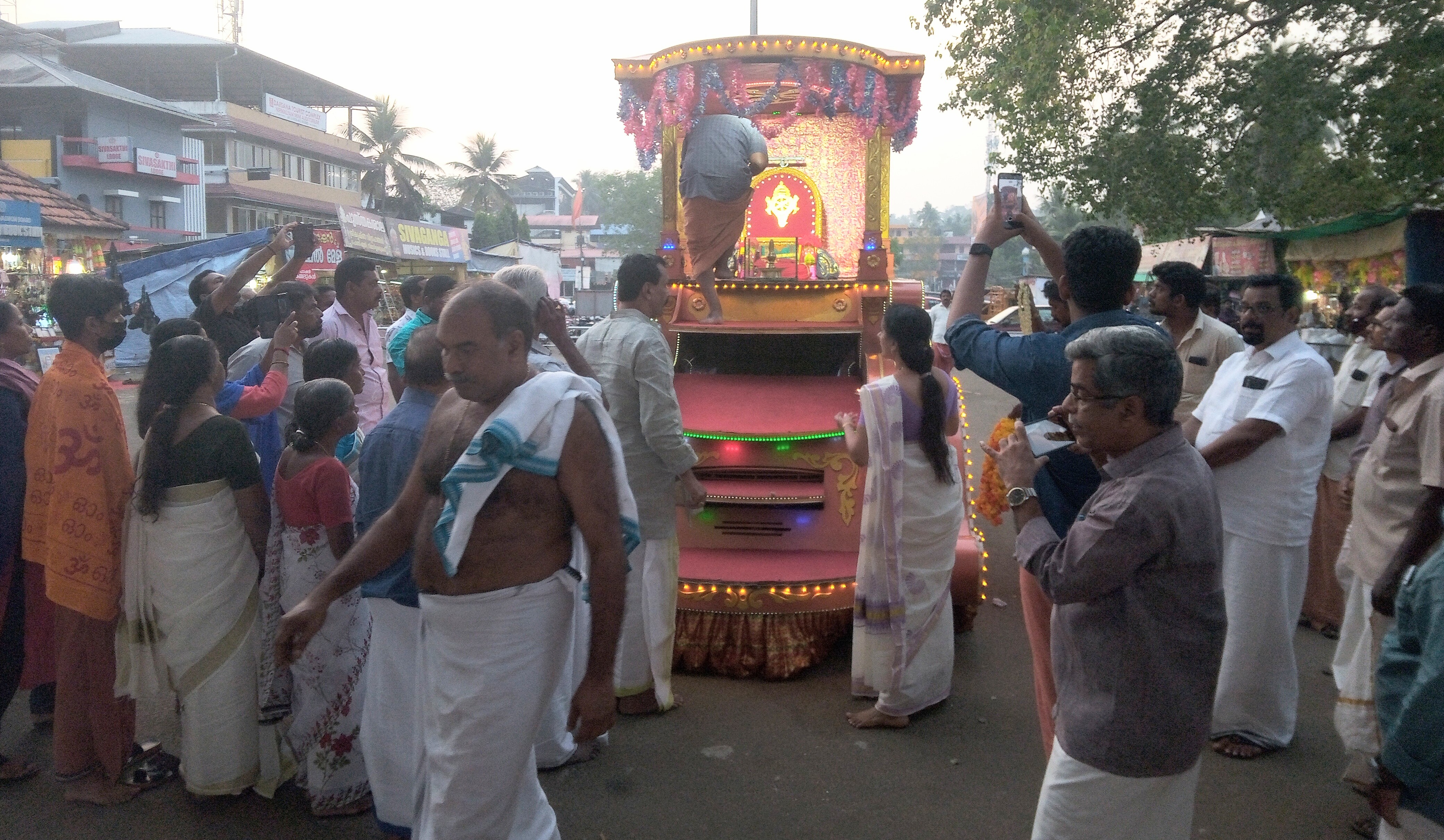 കാണക്കാരി ക്ഷേത്രത്തില്‍ കൊടിയേറ്റ് 24ന്; കൊടിക്കൂറയും കൊടിക്കയറും എഴുന്നള്ളിച്ചു