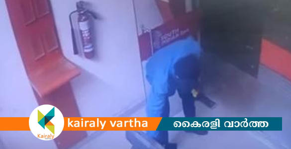 മ​ണ്ണാ​ര്‍​ക്കാ​ട്ട് പ​ട​ക്കം പൊ​ട്ടി​ച്ച് എ​ടി​എം ത​ക​ര്‍​ത്തു; പ​ണം എ​ടു​ക്കാ​നു​ള്ള ശ്ര​മം പ​രാ​ജ​യ​പ്പെ​ട്ടു