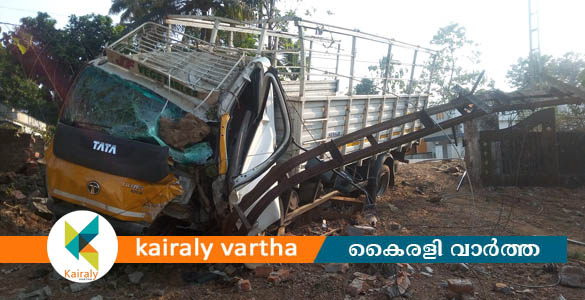 ഏറ്റുമാനൂര്‍ - നീണ്ടൂര്‍ റോഡില്‍ ലോറി വൈദ്യുതിപോസ്റ്റ് ഇടിച്ചു തകര്‍ത്തു; ഡ്രൈവര്‍ക്ക് പരിക്ക്