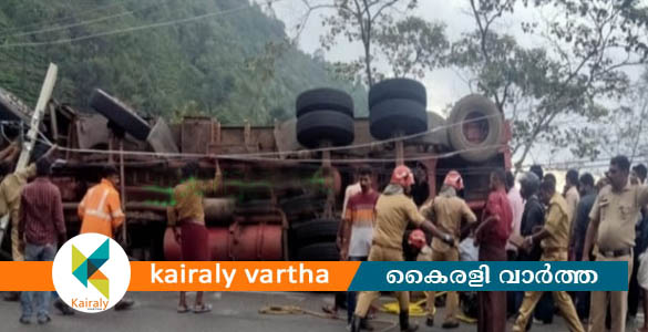 കുട്ടിക്കാനം മുറിഞ്ഞപുഴയിൽ ലോറി ഓട്ടോറിക്ഷയുടെ മുകളിലേക്ക് മറിഞ്ഞ് ഒരു മരണം