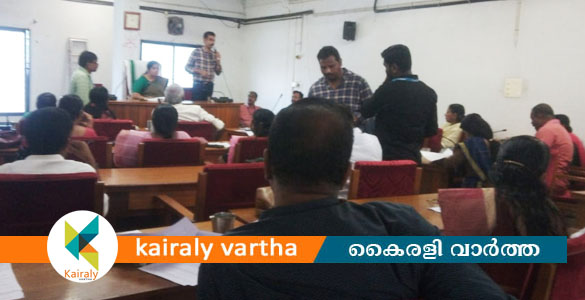 വഴിവിളക്കുകള്‍ തെളിയിച്ച് സ്ഥിരം സമിതി അധ്യക്ഷന്‍; ചോദ്യം ചെയ്ത് വാര്‍ഡ് കൗണ്‍സിലര്‍